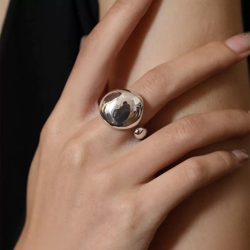Europäischer und Amerikanischer Unregelmäßiger Eieroberflächen-Heller Ring - Damen Kaltstil Offener Ring, Einfache Persönlichkeit, Internet-Berühmtheit Zeigefinger Mode.