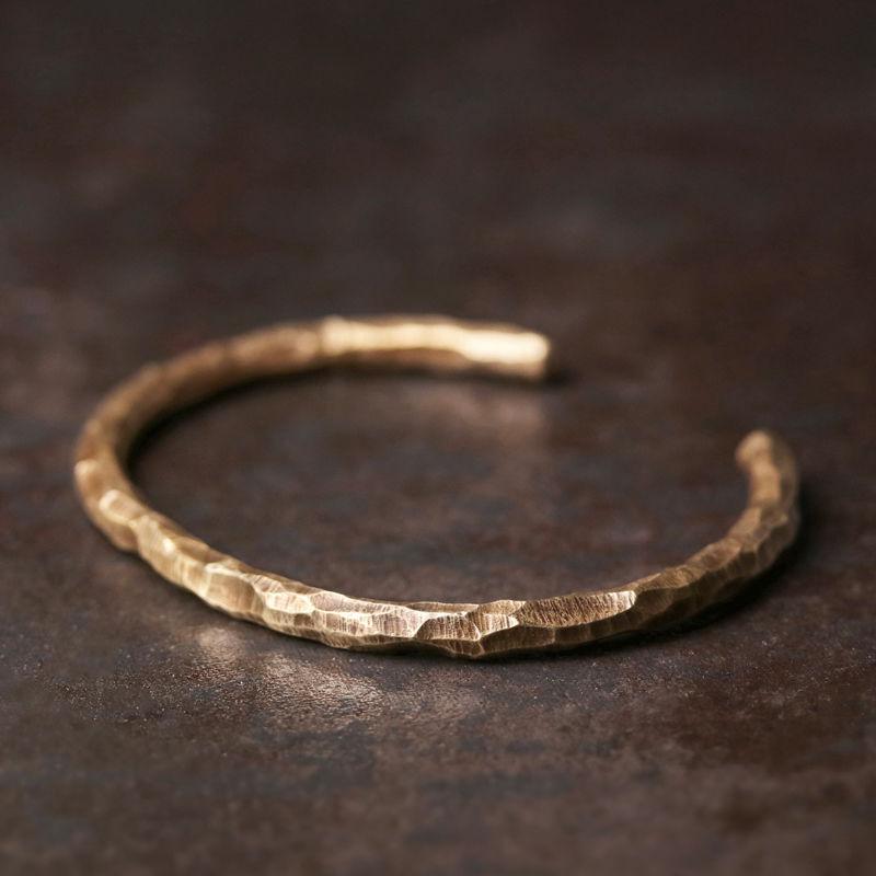 Bracciale unisex con texture martellata retrò e apertura, bracciale minimalista vintage per uomo e donna, design semplice e trendy