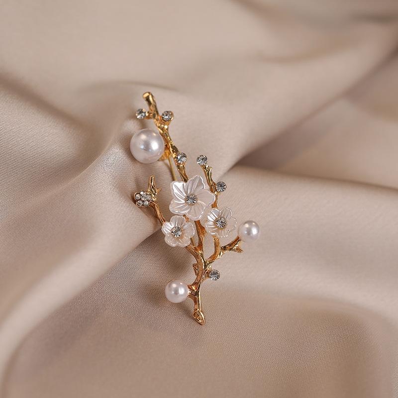 

Брошь в старинном стиле из сплава с жемчугом-веткой, нишевый аксессуар с чувством дизайна и легкой роскоши, корсаж, булавка для пальто