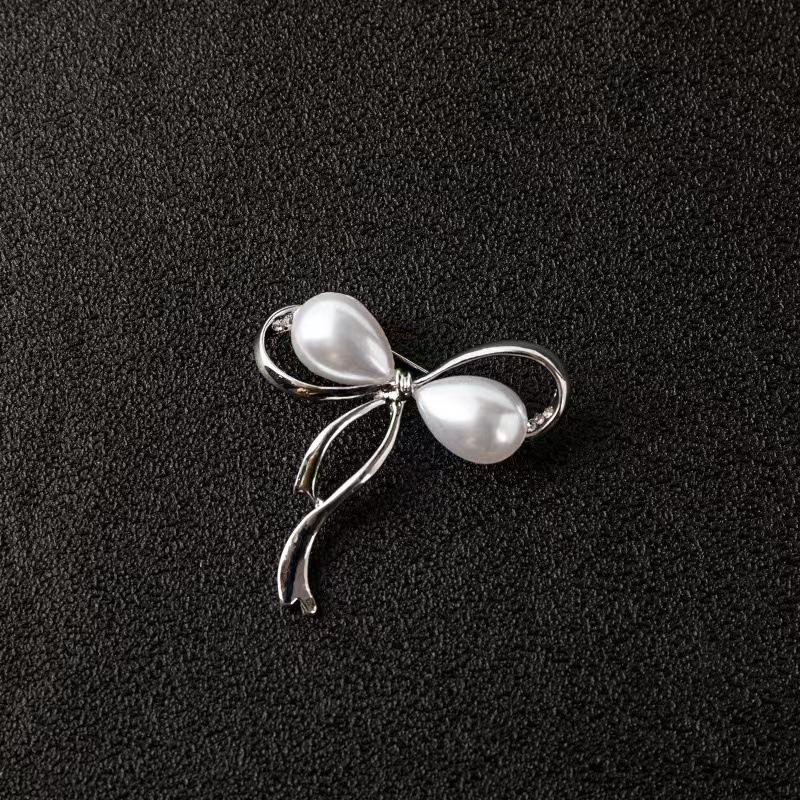 Broche Elegante de Pérola Dourada e Espiga de Trigo: Acessório Versátil e de Alta Qualidade para Mulheres