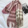Sciarpa da donna elastica morbida a quadri a righe invernale calda con finiture a nappa, accessorio di moda versatile per uscite casual e clima freddo