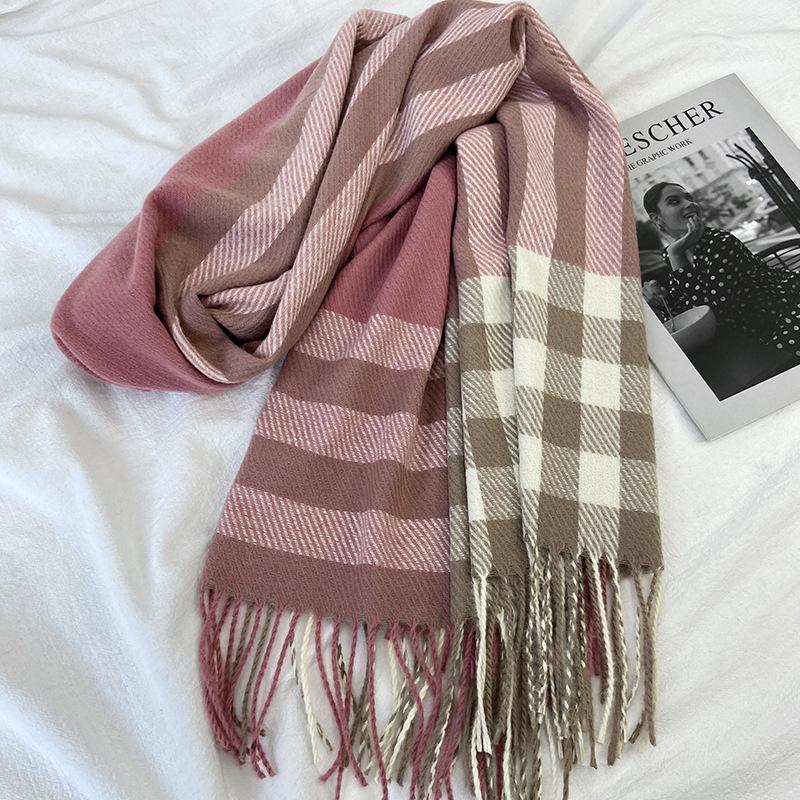 Sciarpa da donna elastica morbida a quadri a righe invernale calda con finiture a nappa, accessorio di moda versatile per uscite casual e clima freddo