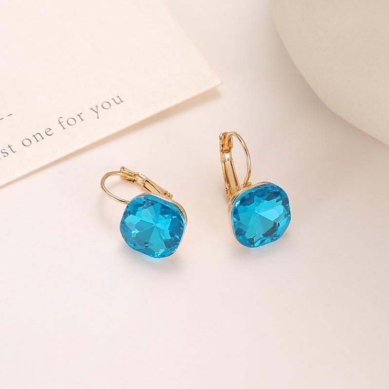 Elegant Square Crystal Stud Earrings with Zircon Ear Cuffs: A Simple Yet Luxurious Style