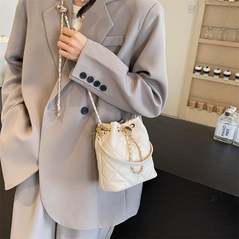 Bag women's high-end sense niche texture handbag 2025 new diamond chain bag fashion messenger bucket bag
