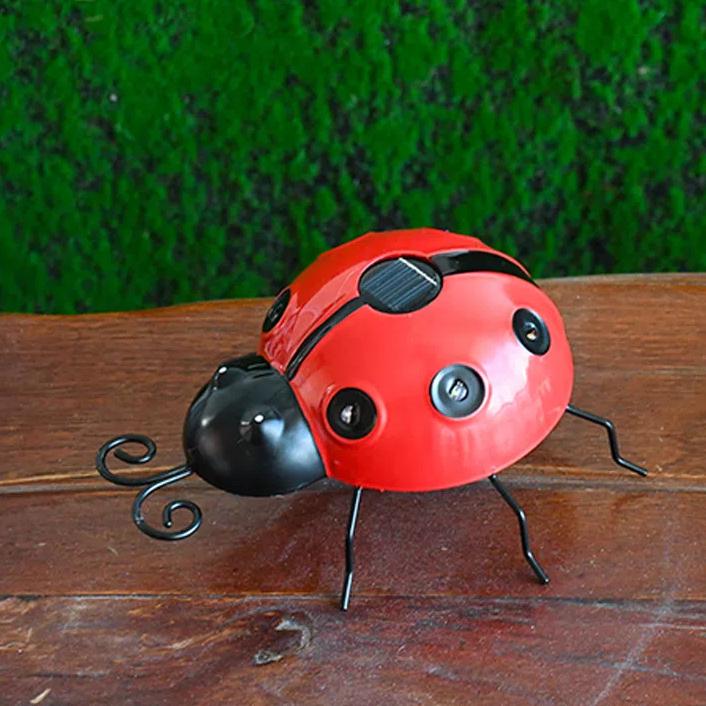 Outdoor Solar Eisenkunst Marienkäfer Dekorative Lichter Garten Simulation Tier Wandbehang Hoflicht Dekor Dekorative Lichter für Zuhause und Garten