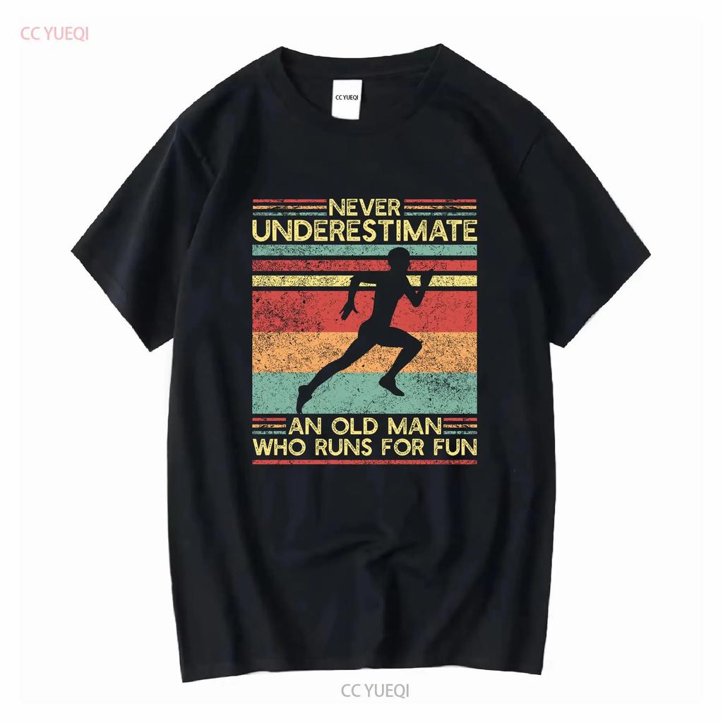 Unterschätze niemals einen alten Mann, der zum Spaß läuft T-Shirt Lauffreundiger Papa Opa Läufer Marathon Laufen Ihn Vintage Gewaschen Vielseitig