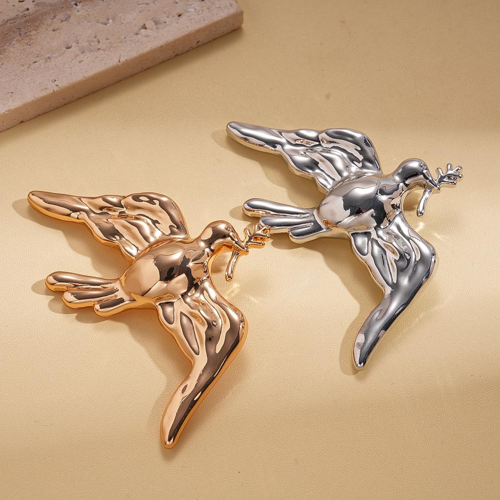 European and American metal scenery surface bird brooch retro design sense pin personalized niche accessories