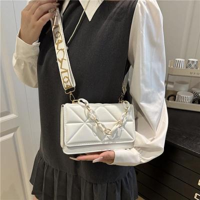 Sac bandoulière matelassé pour femme style influenceur avec chaîne et large sangle d'épaule