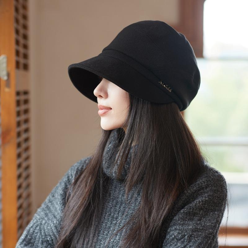 

Осенне-зимняя новая шапка женская шапка с утиным язычком металлический берет с алфавитом чёрный