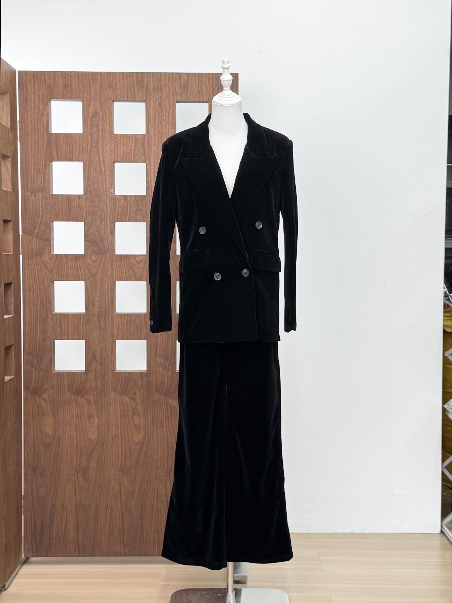 

Golden Velvet Women s Suit: Stylish Autumn/Winter 2025 Two-Piece Set with Suit Jacket and Pants for a Professional Look L