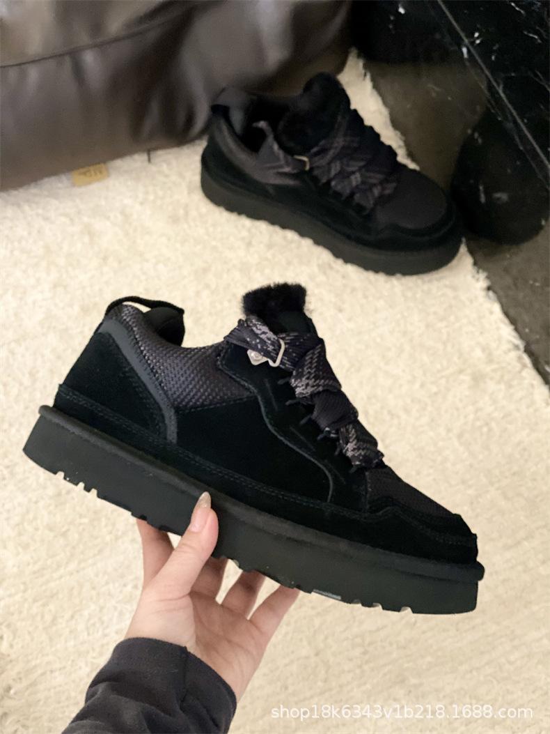 

The Cozy Shearling Mule Boot. Features a Chunky Lace-Up Sole For Ultimate Winter Warmth. 41 чорний