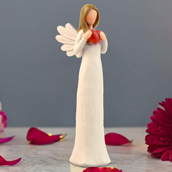 Ängelfigur i harts Handmålad Ängel som håller hjärta Skulptur med vinge Sympatigåva för Bröllop Födelsedagar Jul