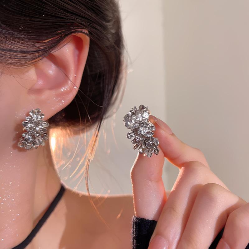 Retro Hong Kong style golden flower C-shaped earrings popular stud earrings female cold wind simple ear jewelry
