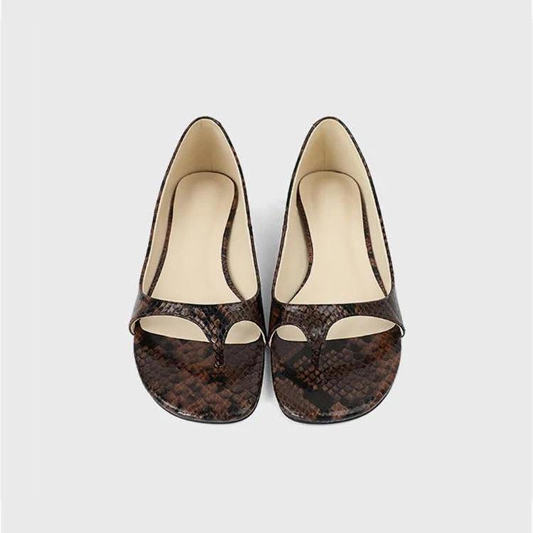 

Модная женская обувь 2024 года, горячая распродажа, женские босоножки с закрытым каблуком, модные пляжные сандалии с открытым носком, женские высококачественные однотонные плоские сандалии 42 коричневый