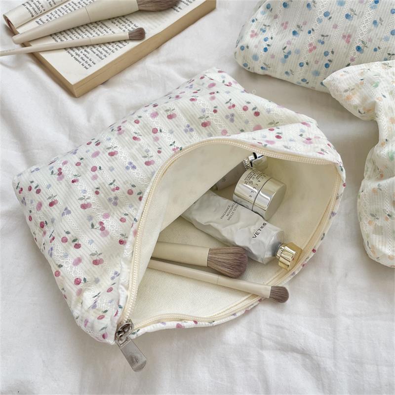 Sweet Lace Floral Women Cosmetic Bags Portable Ladies Clutch Purse Lipstick Makeup Bag Commute Female Large Capacity Storage Bag