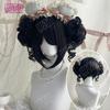 Sztuczna peruka Lolita z podwójnym kokiem loków, zawiera baczki i proste grzywki. Nadaje się dla kobiet do noszenia na co dzień, na wakacje, cosplay.