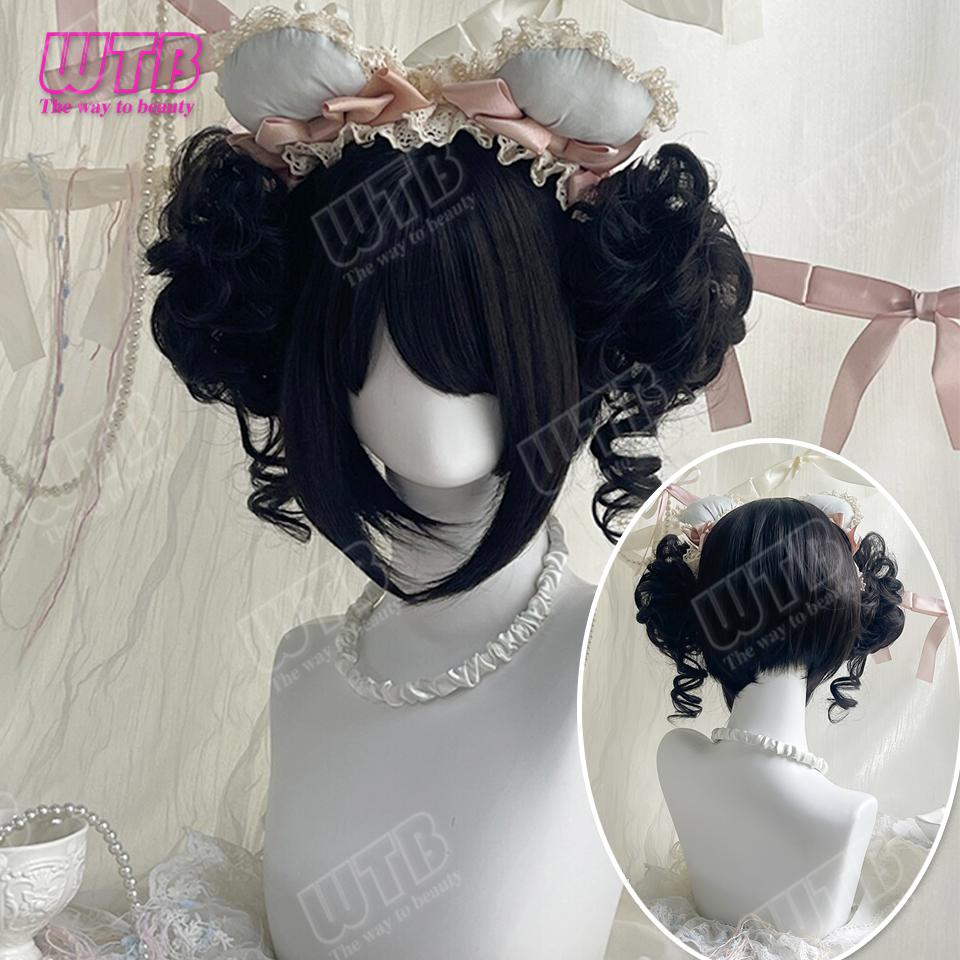 Sztuczna peruka Lolita z podwójnym kokiem loków, zawiera baczki i proste grzywki. Nadaje się dla kobiet do noszenia na co dzień, na wakacje, cosplay.