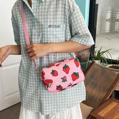 Mode klein frisch und süß personalisierte Umhängetasche Damentasche Frühling und Sommer neu Erdbeer-Print lässige Nylontasche