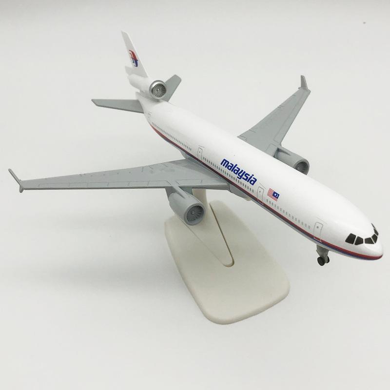 1/300 Scale 20cm Malaysia MD-11 Airplane Model Diecast Metal Airplane Model Toy Kit with Stand for Display Collection or Gift
