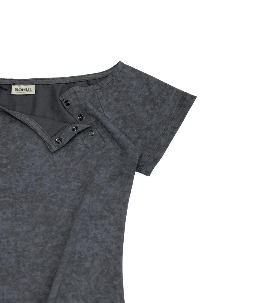 Soheul Mist Off-Shoulder Snap T (Charcoal)
