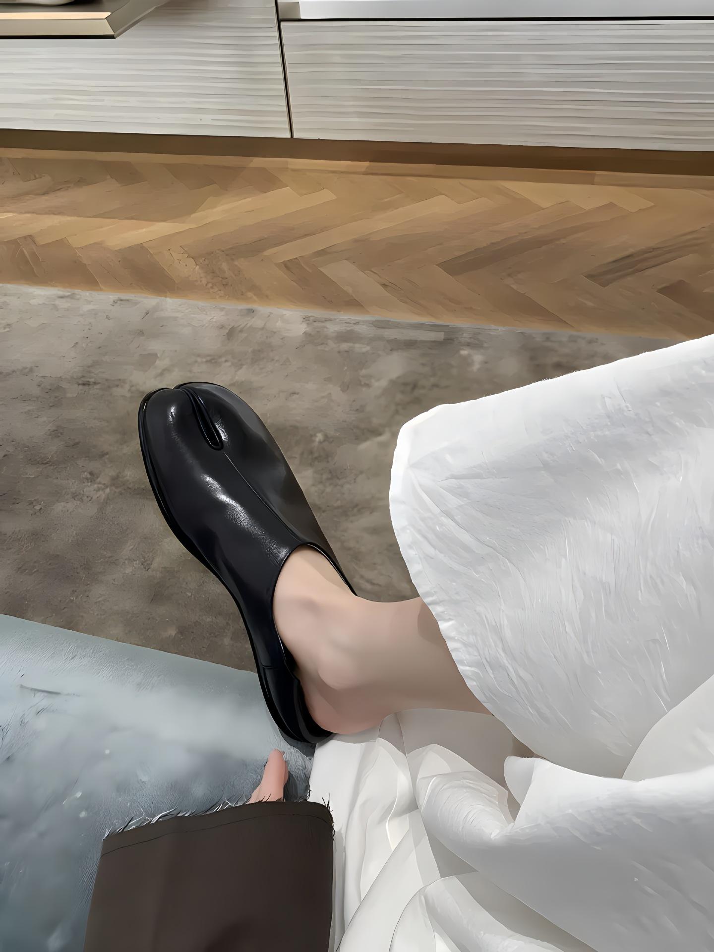 

Cowhide version~ Grape mother, the same flat-bottomed shallow-mouth lazy loafers, one-pedal pig s trotters split-toe shoes, women s small leather sho 35