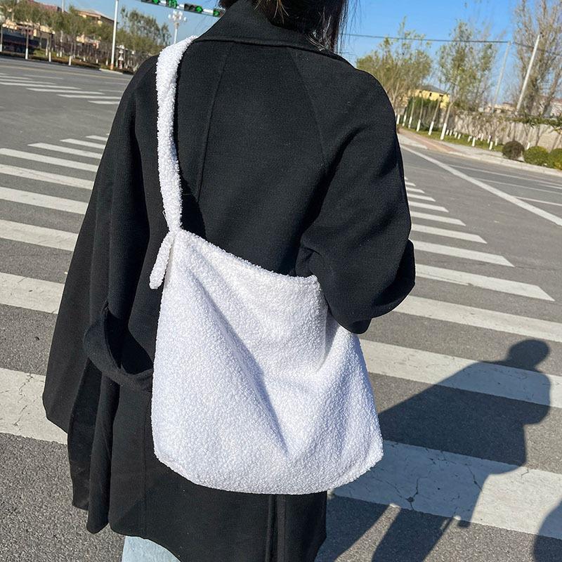 Damentasche aus Wolle Sommer neu große Kapazität Plüsch-Umhängetasche trendige Mode einfarbige Tragetasche