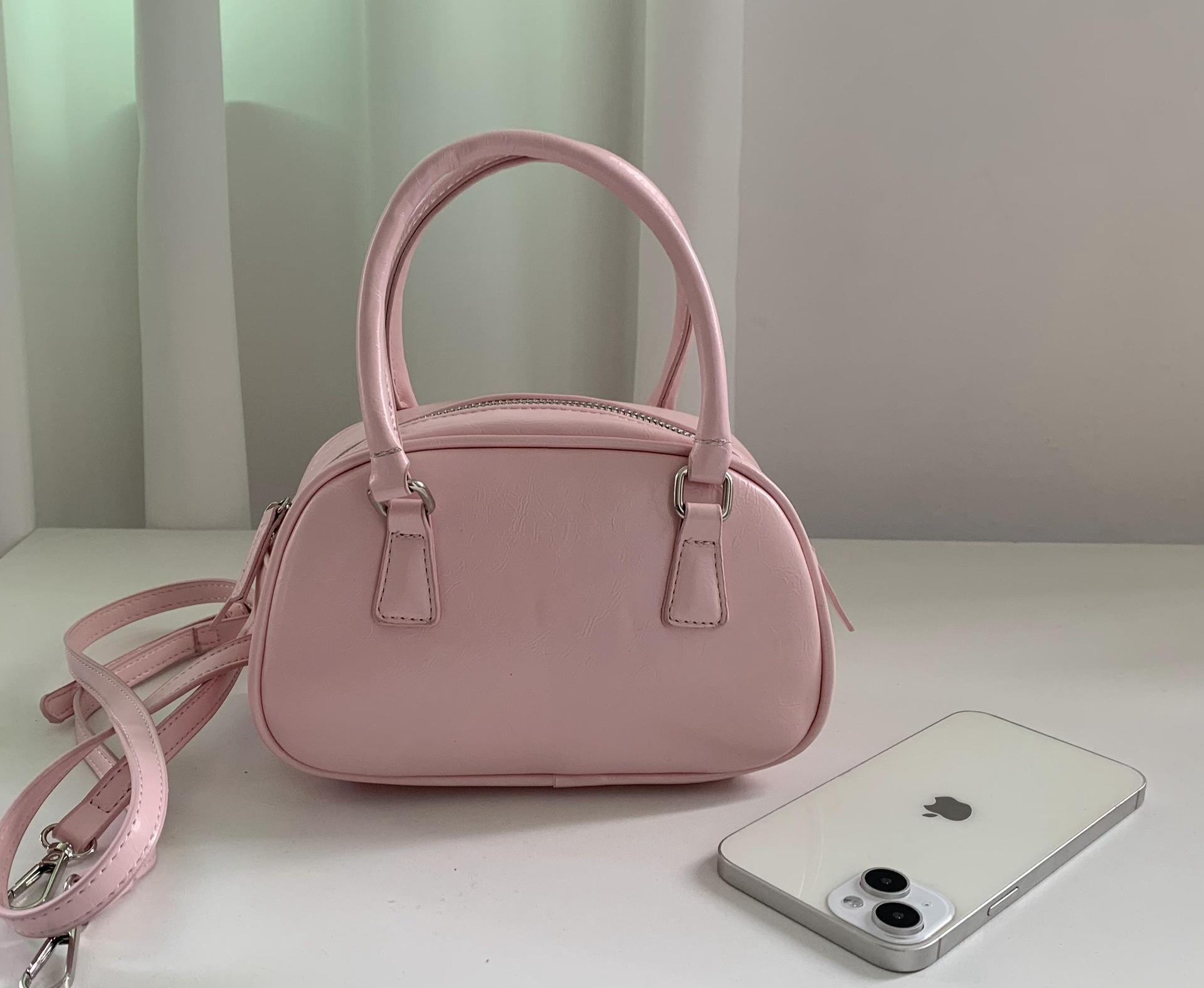 

Невелика квадратна сумка зі сріблястою поліуретановою текстурою 2024 року - модна універсальна портативна сумка для боулінгу через плече