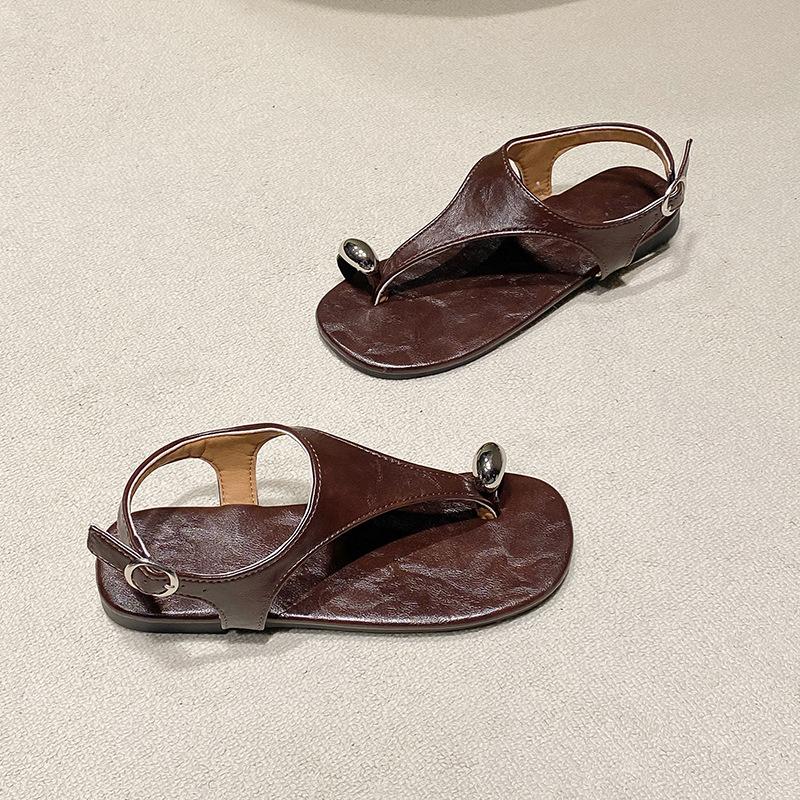 Retro flat-bottomed metal sleeve toe buckle with sandals women's 2025 summer new fashionable versatile foot-pinching cool slippers