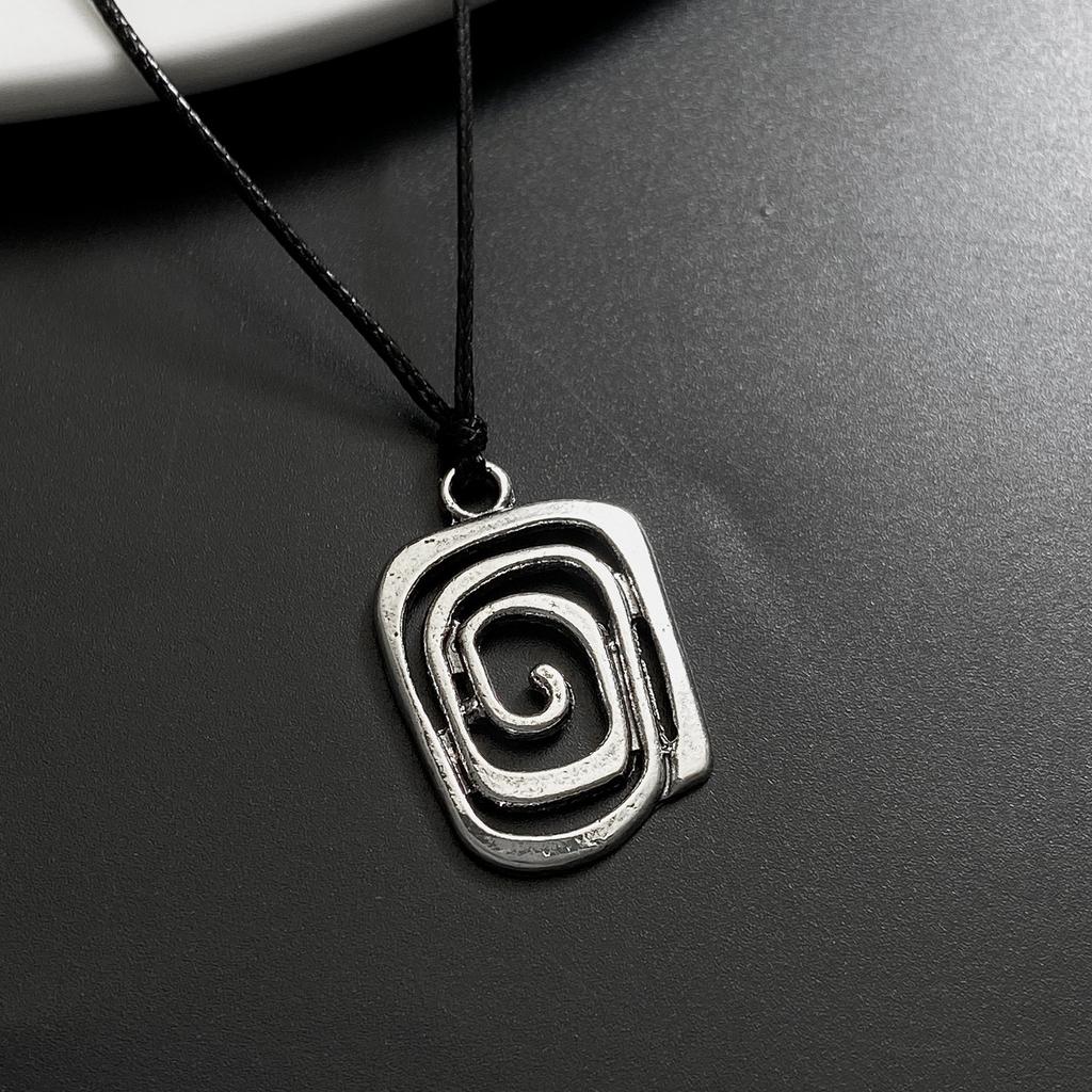 2023 Creative Swirl Pendant Necklace for Women Men Retro Simple Punk Metal Pendant Clavicle Chain Necklace Jewelry Accessory