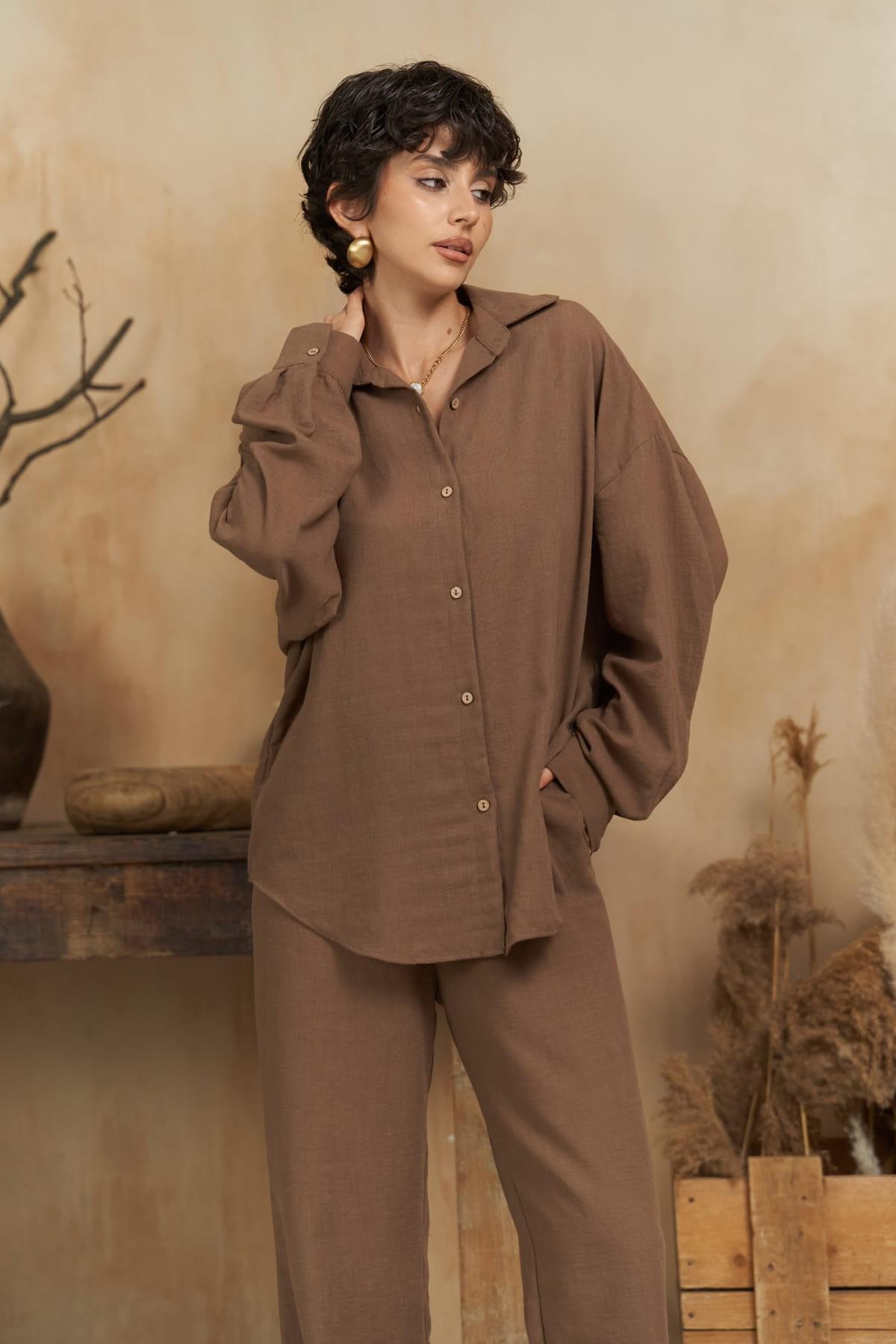 

Комплект коричневых брюк-рубашек Pedasa