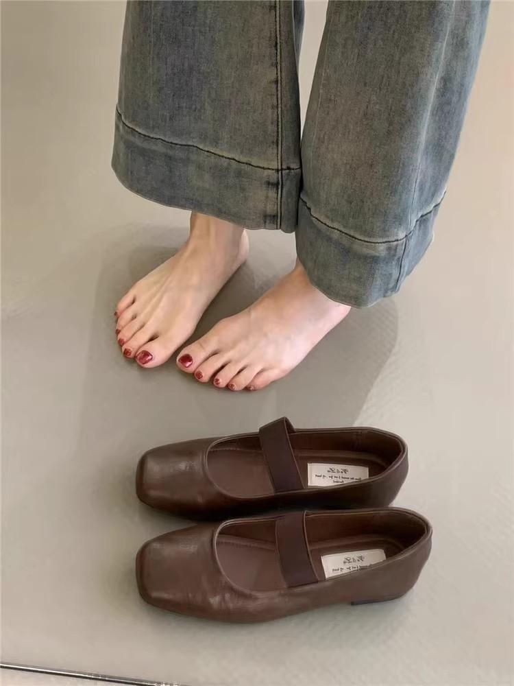 

Женские туфли Мэри Джейн в стиле ретро 2025 года, новый французский темперамент, элегантные и универсальные, с юбкой, легкий рот, мягкая подошва, вечерние туфли 40