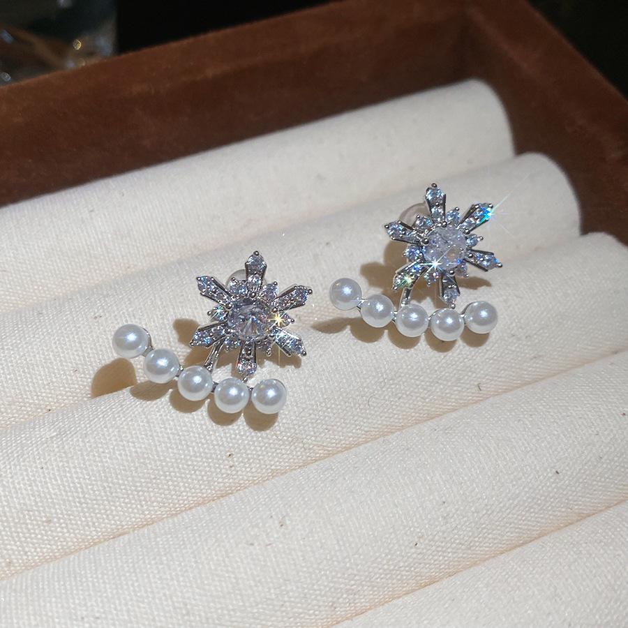 Exquisite Zircon Snowflake Pearl Stud Earrings - Luxurious & Fashionable Winter Jewelry