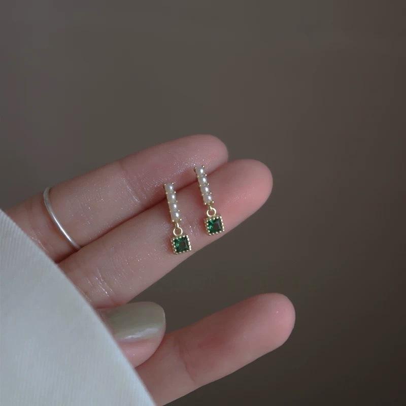 

Silver needle earrings, Japanese and Korean temperament, mini pearl emerald earrings, women s light luxury earrings, niche design sense