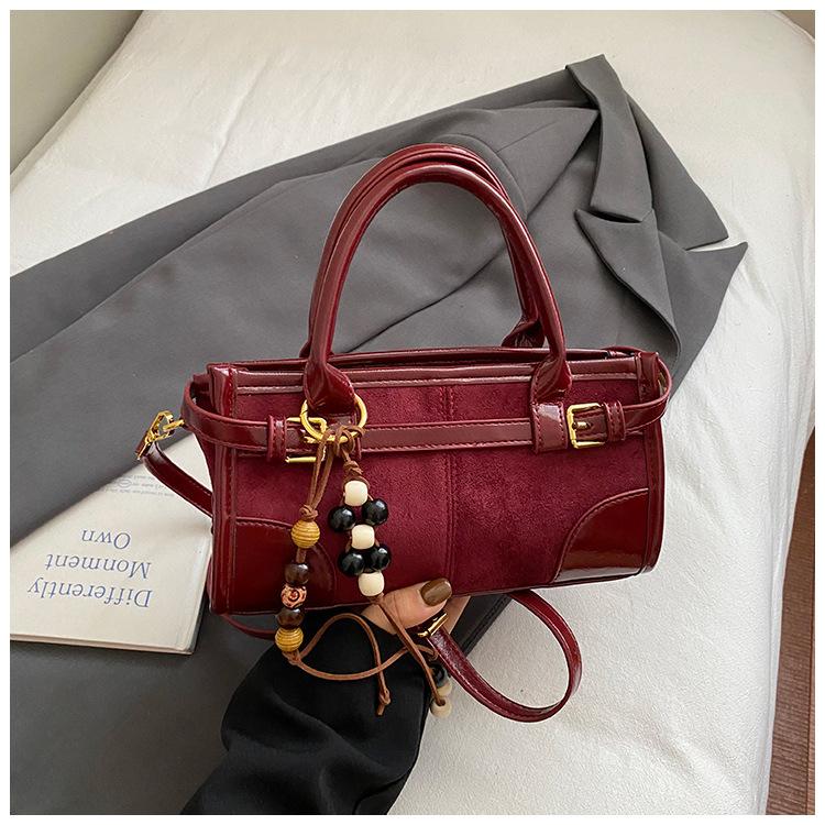 Simple Retro Fashion Messenger High Value 2025 Autumn New Baguette Bag Large Capacity Shoulder Small Square Bag Foreign Style