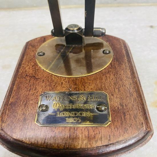 Orologio da tavolo in ottone con supporto in legno Orologio con custodia in pelle