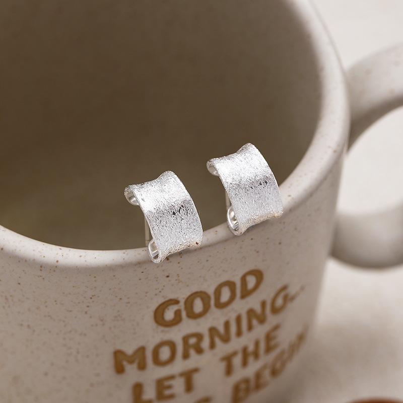 

Корейская версия нишевых изогнутых простых текстурированных матовых гладких серег, корейские модные персонализированные украшения для ушей