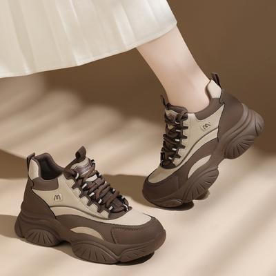 Chaussures de sport décontractées à semelles épaisses pour femmes avec semelle intérieure douce en peluche pour l'automne et l'hiver 2026 nouvelles polyvalentes augmentant la taille pour femmes
