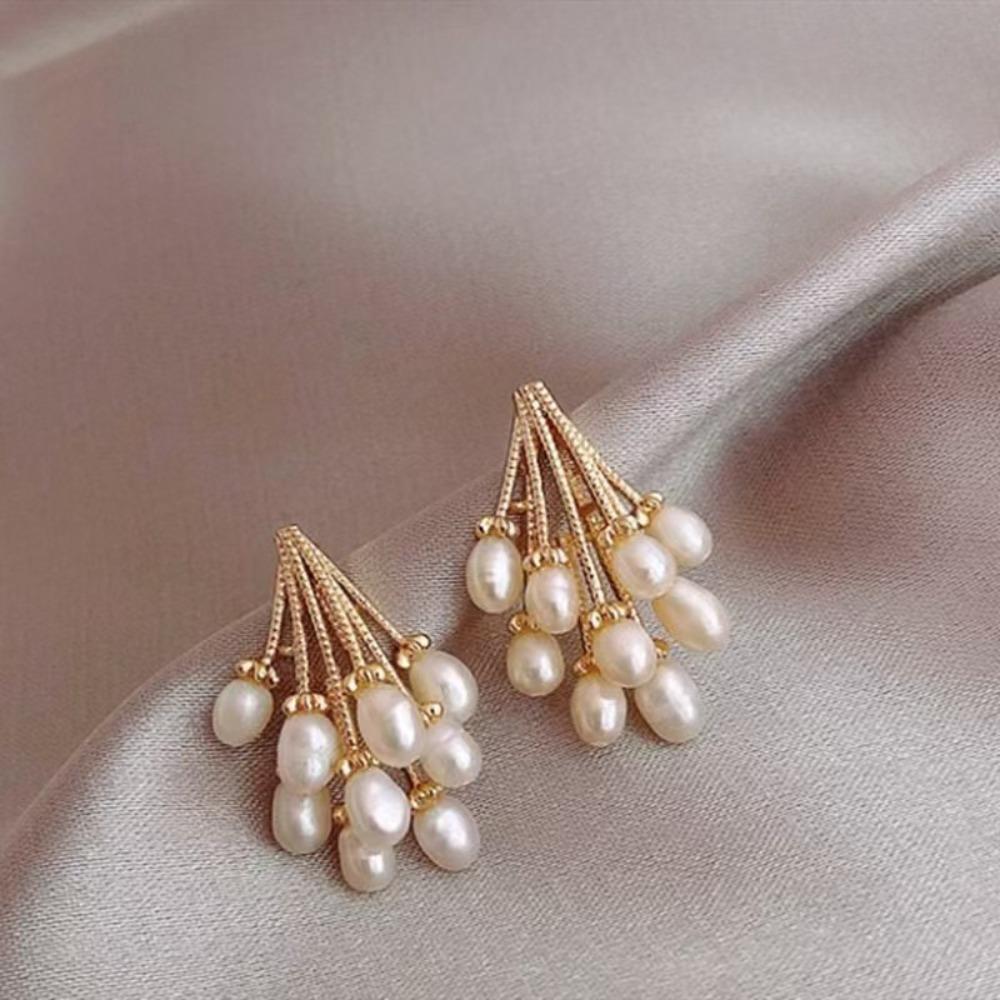 

Exquisite Vintage Teardrop Pearl Cluster Stud Earrings for Women Gold Color Bride Earrings Daily Wedding Party Designer Jewelry