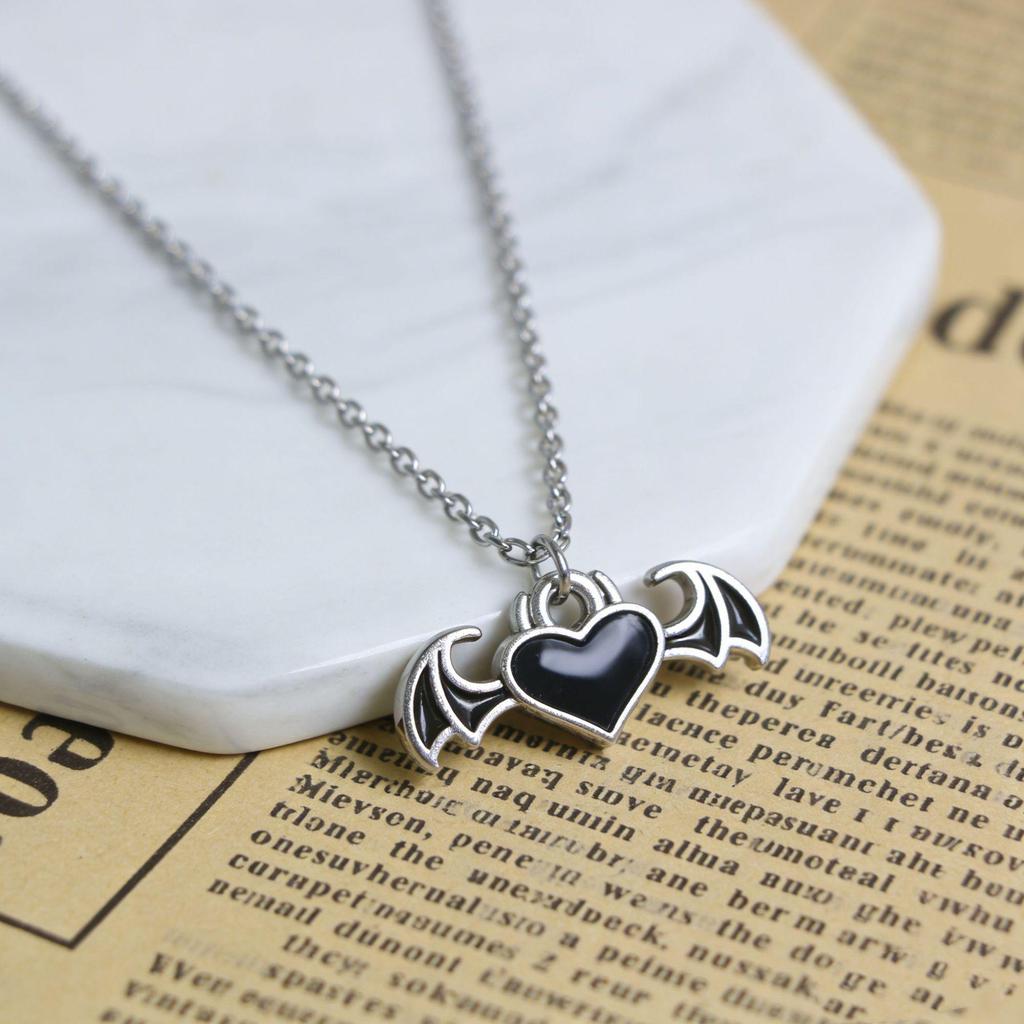 Red Heart Wing Necklace: Girly Bat Wing Pendant, Versatile Influencer Style