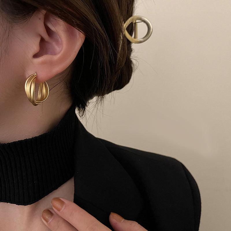 

Срібні сережки з геометричним принтом з металу - високоякісний, легкий розкішний одяг для жінок