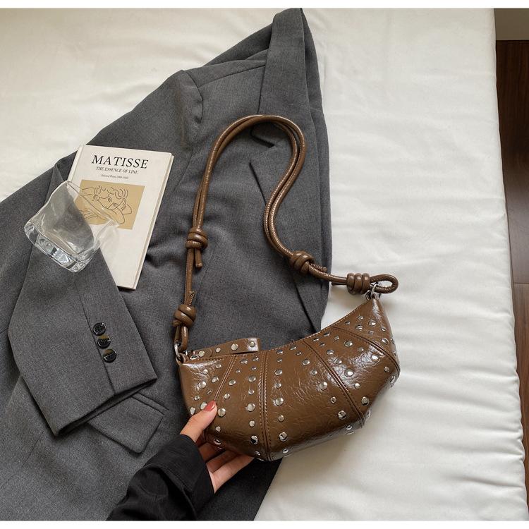 

Premium sense niche croissant bag 2025 new simple casual messenger bag Korean version of foreign style versatile shoulder bag темно-коричневого