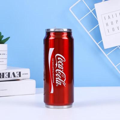 Izolovaný hrnek Coca-Cola ve tvaru plechovky se slámkou