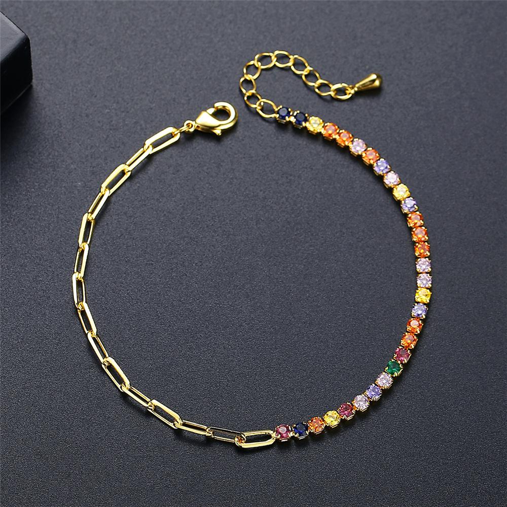 Bransoletka z charmsami, kamieniami cyrkonowymi w kolorach zielonym i niebieskim, w kolorze żółtego złota, regulowana, ślubna biżuteria dla kobiet