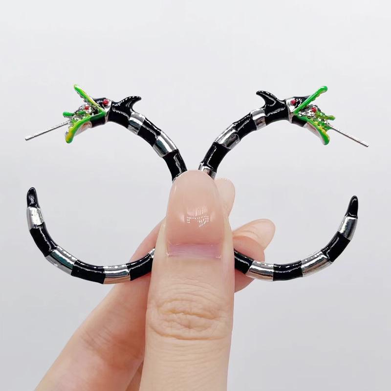 

Готические серьги-капли с маслом в виде знака зодиака Дракона: Смелые, стильные серьги-гвоздики с преувеличенно крутым дизайном.