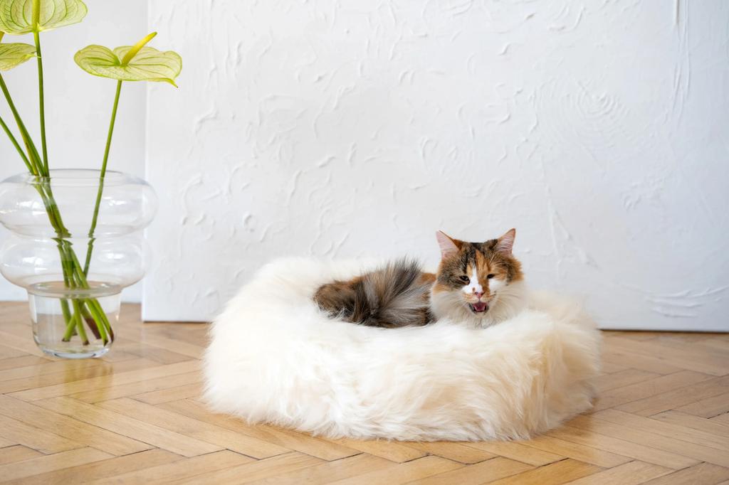 Round Natural Sheepskin Pet Bed - White 60 cm