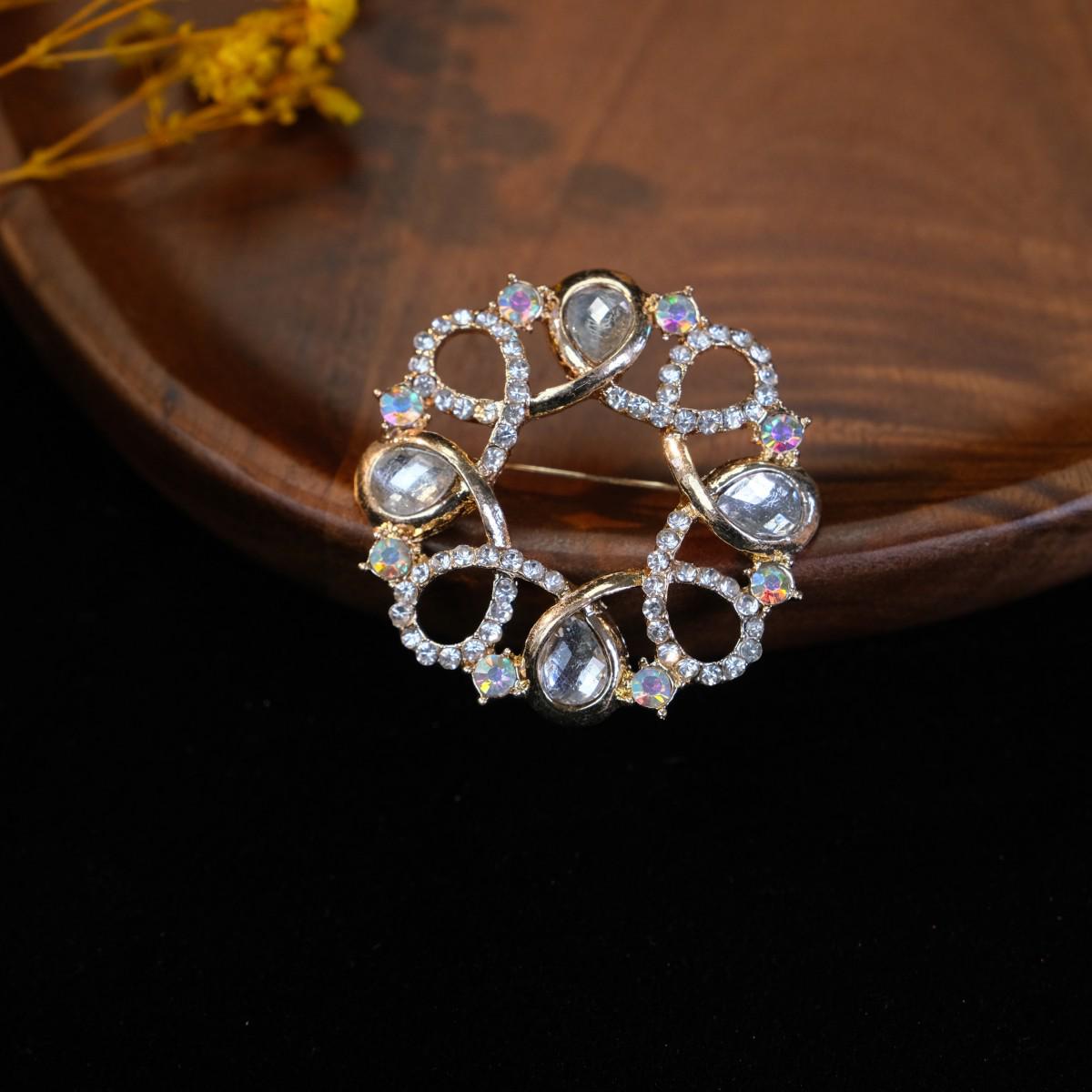 

Елегантна брошка зі стразами: Високоякісна японська та корейська мода кришталева шпилька для шарфа для жінок