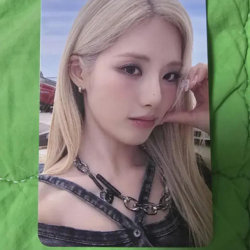 

Fromis9 Supersonic Studio Broadcast - Пак Джи-вон