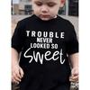 Europäische Größe Jungen Rundhals Kurzarm T-Shirt mit englischem Aufdruck TROUBLE NEVER LOOKED SO SWEET