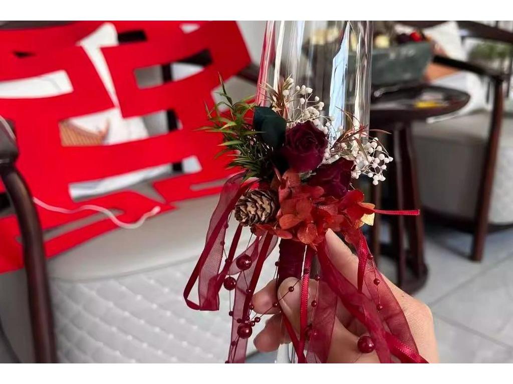 Elegantes Braut-Champagnerglas mit hohem Stiel und floralem Design für Hochzeits-Toasts