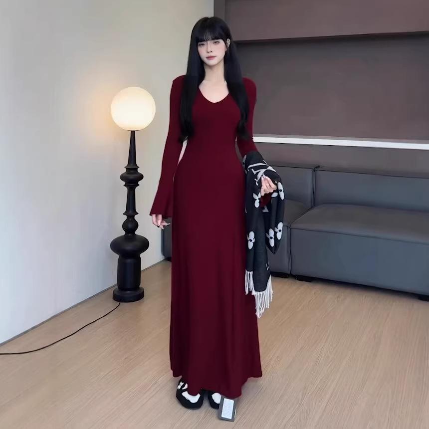 Hepburn-Inspired Elegant V-Neck Long-Sleeved Slimming Dress for Tall Women